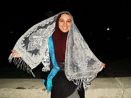 伊朗：脱下黑袍的女人 羞涩的美丽