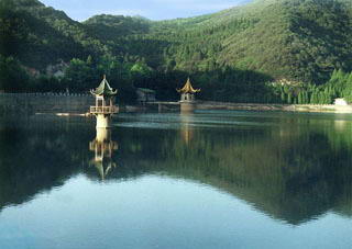 芦林湖风景图