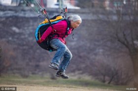 69岁活力老太爱上滑翔伞 白发迎风飞翔（图）