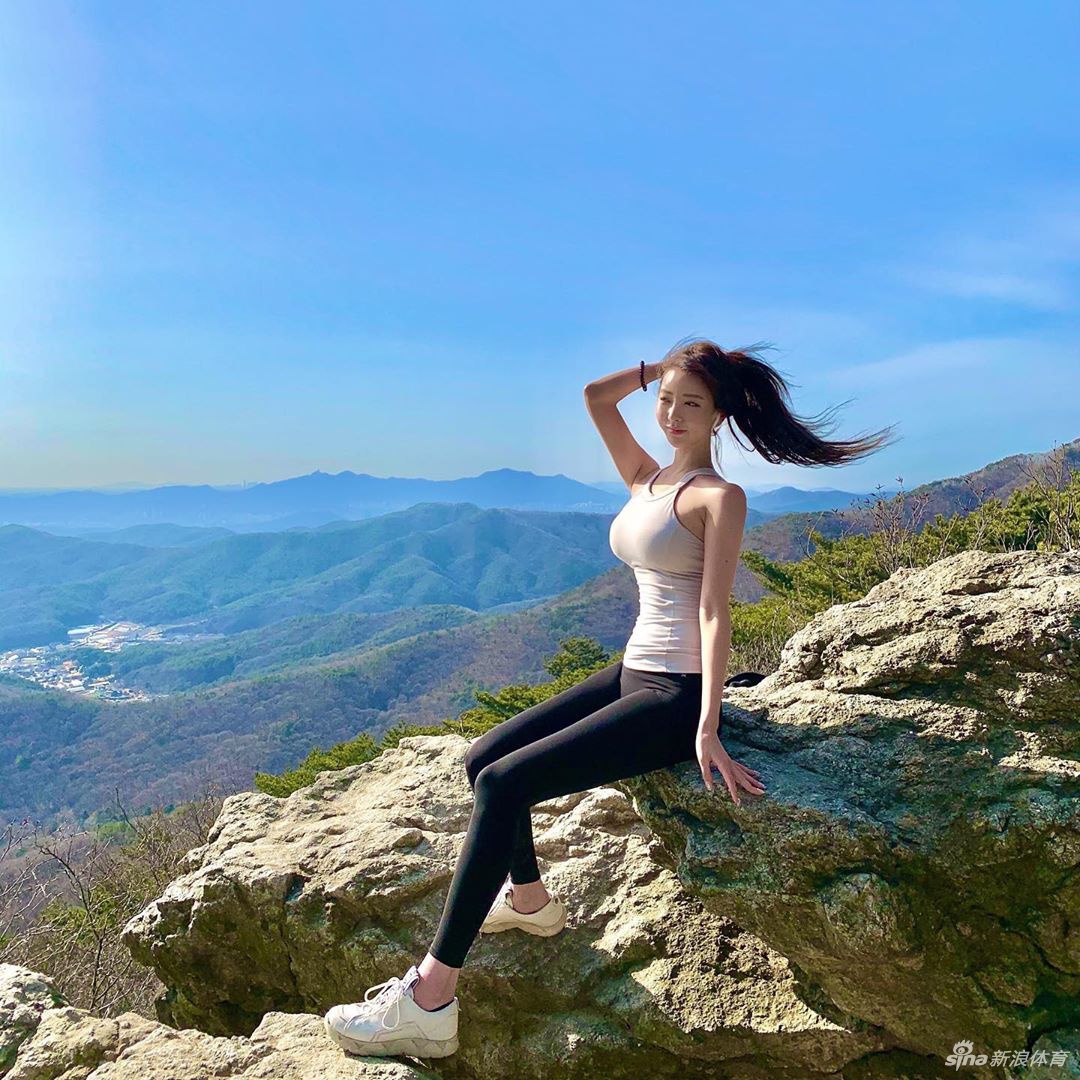 健身美女爱运动瑜伽登山两不误(图)